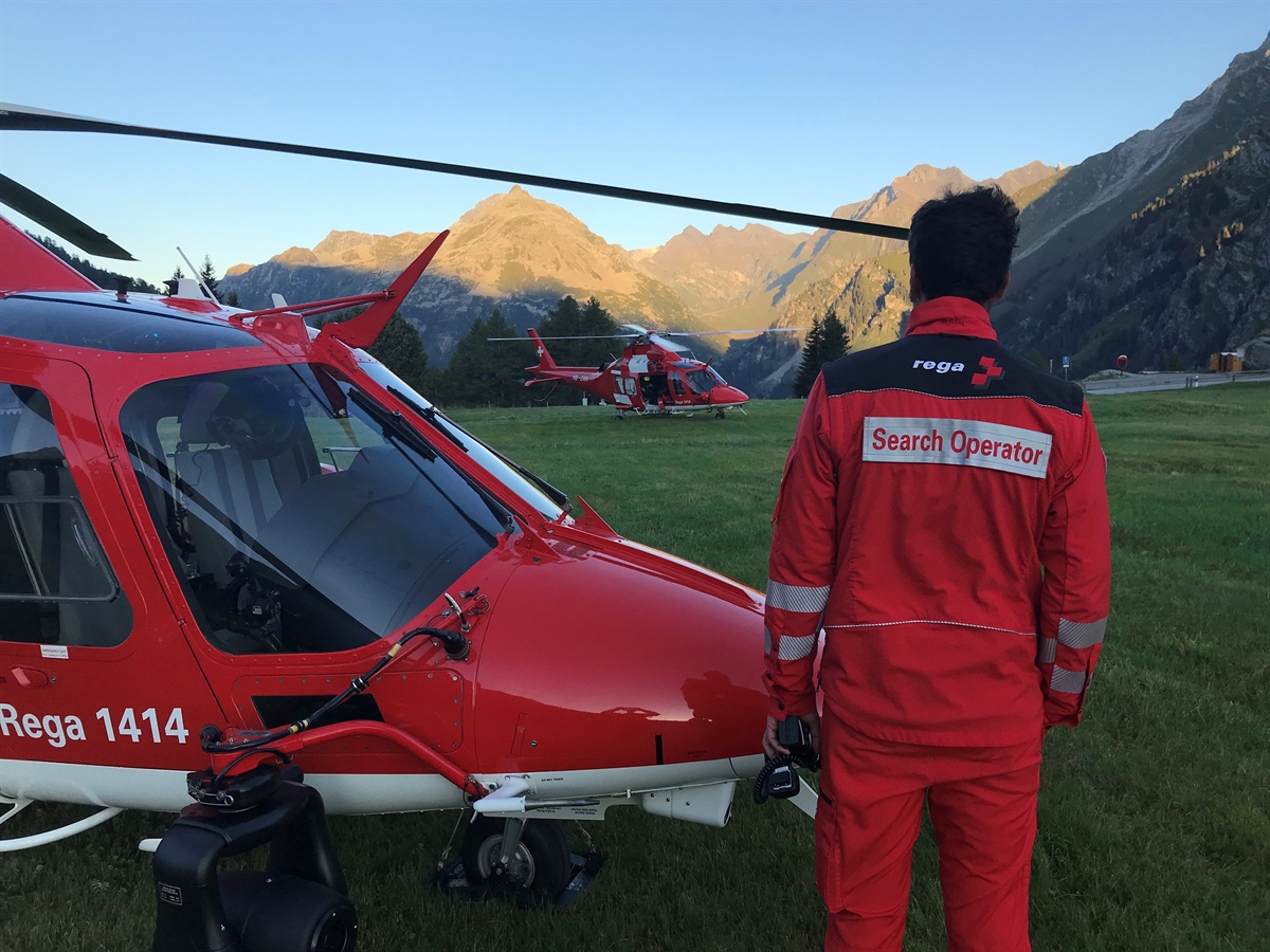 Zwei Rega Helikopter befinden sich nach dem erfolgreichen Einsatz auf einer Wiese