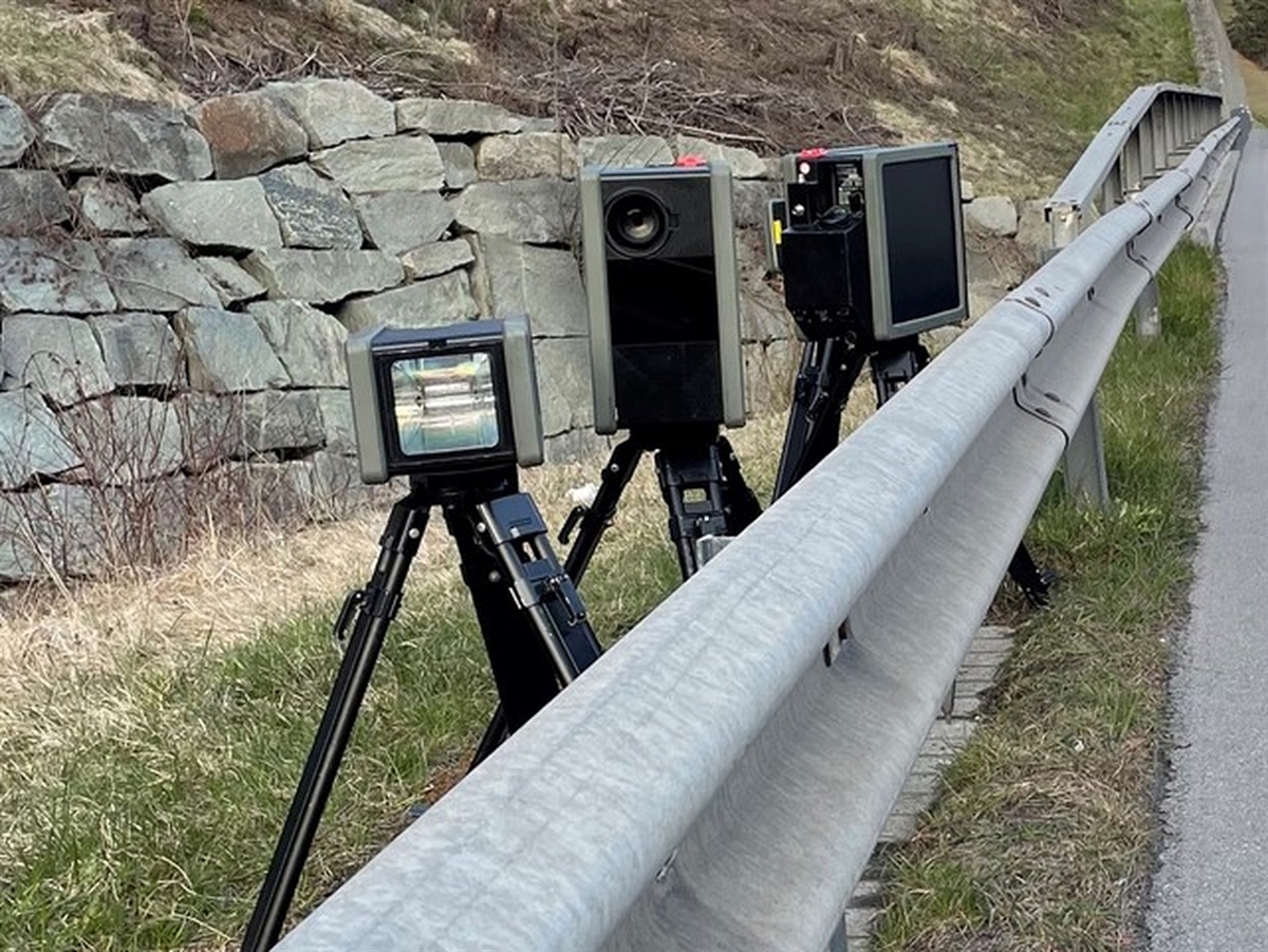 Das Radargerät der Kantonspolizei Graubünden hinter einer Leitplanke
