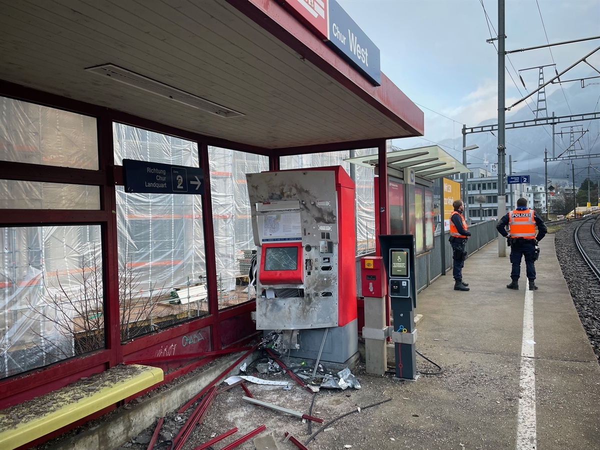 Total zerstörter Billettautomat und Unterstand der Haltestelle
