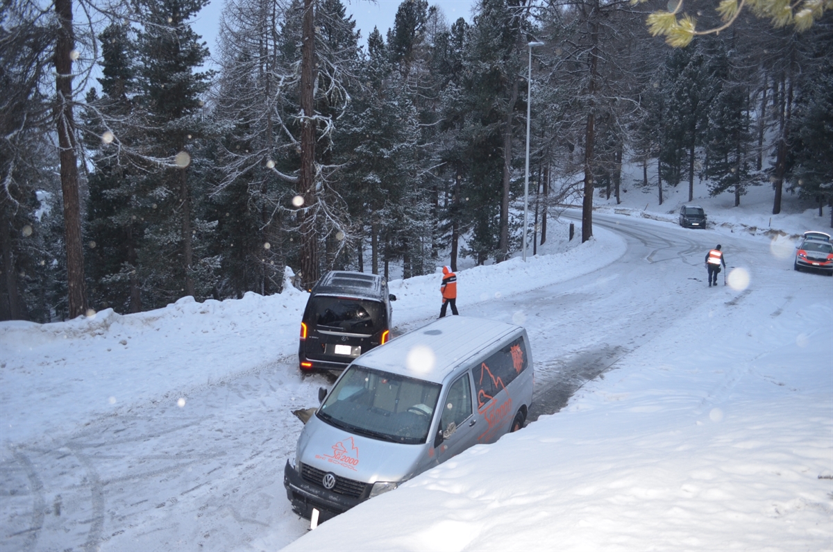 Drei Unfallfahrzeuge auf schneebedeckter Strasse