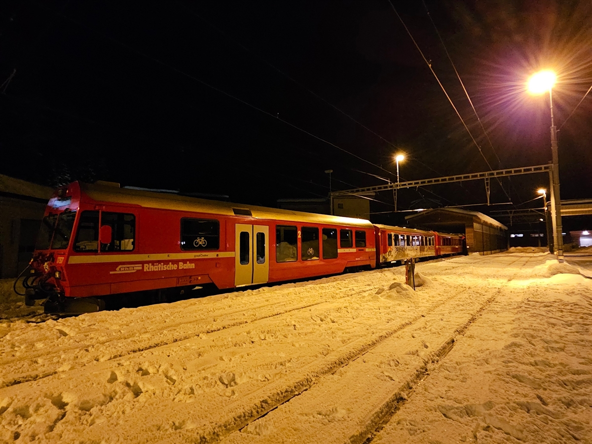 Die Zugskomposition in nächtlicher Atmosphäre auf dem Bahnhof Arosa