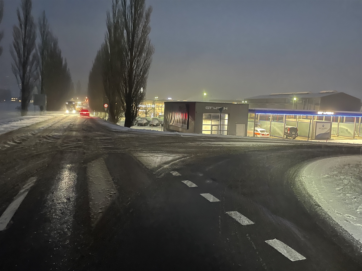 Die Verzweigung im Industriegebiet Maienfeld. Im Hintergrund eine Waschanlage.