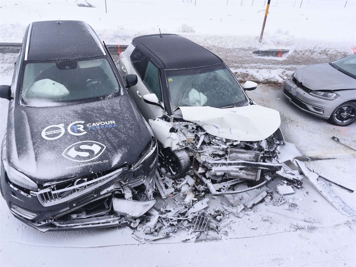 Die mehrheitlich total beschädigten Unfallfahrzeuge in der Winterlandschaft von Pontresina