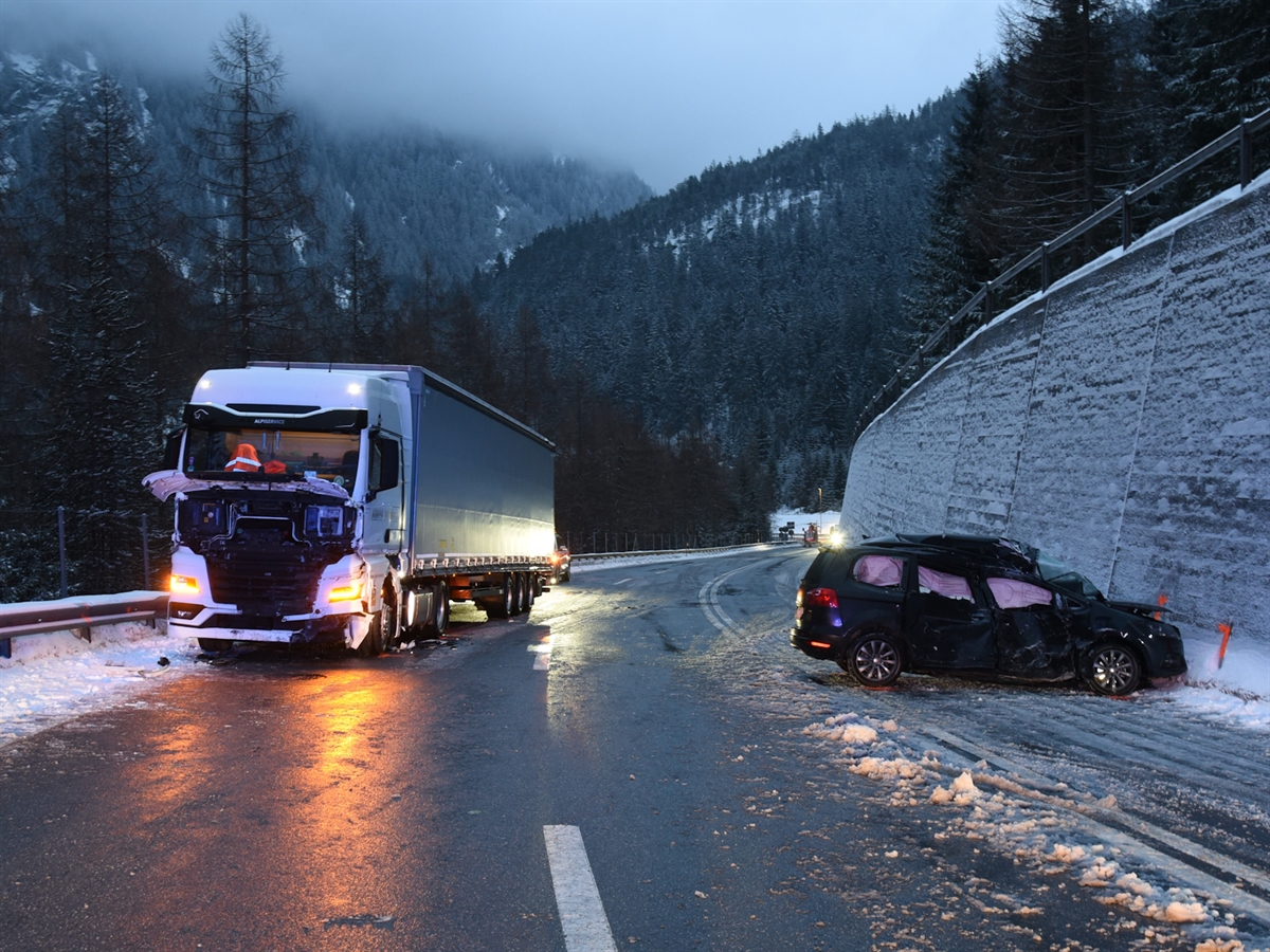 Die A13 mit dem Sattelmotorfahrzeug auf der Südspur. Rechts davon das Auto mit Front gegen eine Stützmauer. Im Hintergrund ist leicht der Rega-Helikopter sichtbar.