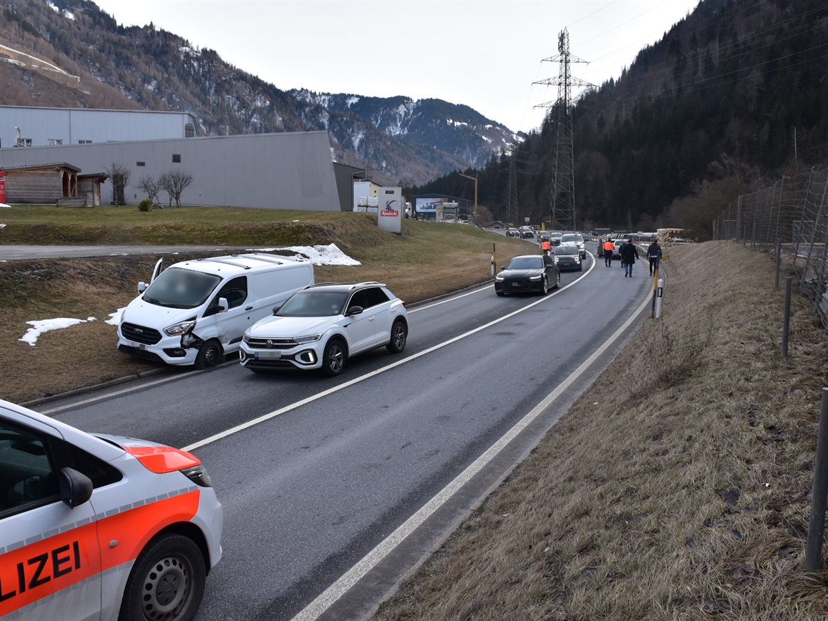 In der linken Bildhälfte die Front eines Patrouillenfahrzeuges der Polizei sowie der verunfallte Lieferwagen neben der Strasse. Im Hintergrund Personen die auf die beiden anderen Unfallfahrzeuge zulaufen. Zwei Polizisten begleiten die laufenden Personen.