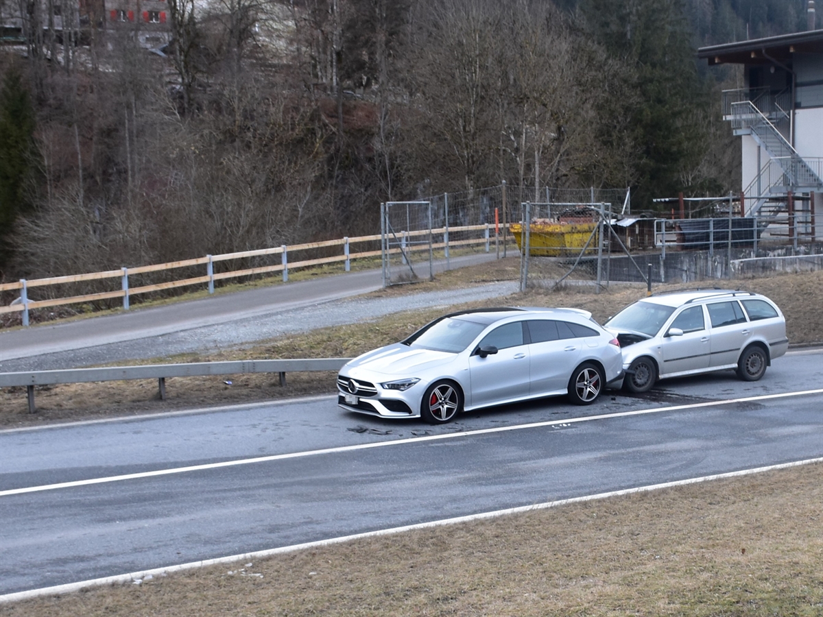 Die beiden an der Auffahrkollision verwickelten Unfallfahrzeuge.