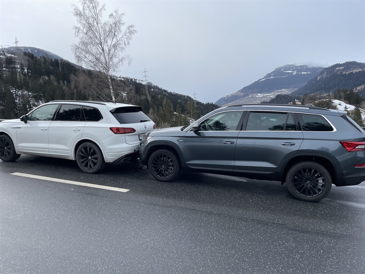 Rechts ein graues Auto, welches ins Heck des weissen Autos links von ihm kollidierte.