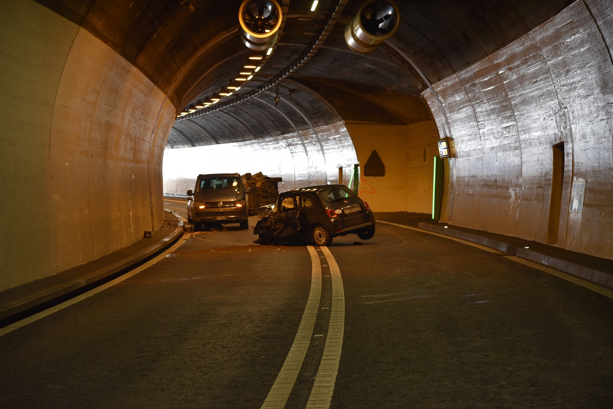 Umgekipptes Fahrzeug und zweites Unfallauto im Tunnel