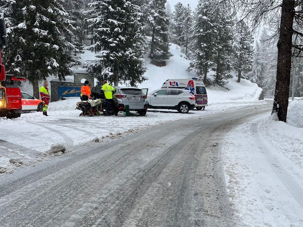 Die beiden Unfallfahrzeuge in verschneiter Winterlandschaft. Einsatzkräfte kümmern sich um Mitfahrende. Zusätzlich stehen ein Ambulanzfahrzeug, ein Abschleppfahrzeug sowie ein Patrouillenwagen der Kapo GR auf dem Platz