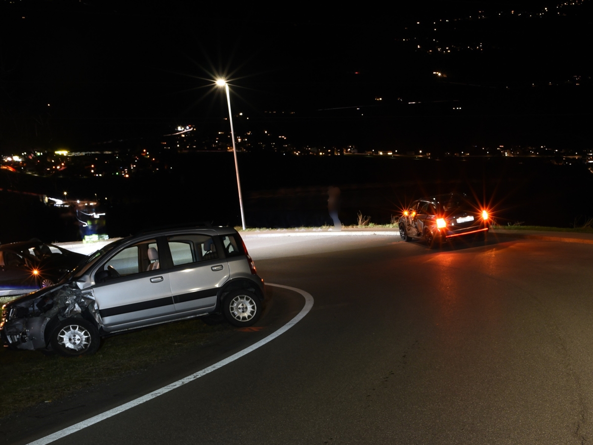 Ein Auto steht neben der Strasse und das andere Auto rechts davon auf der Fahrbahn. Beim Auto in der Wiese ist die linke Fahrzeugfront beschädigt, bei dem Auto auf der Fahrbahn die ganze linke Fahrzeugseite.