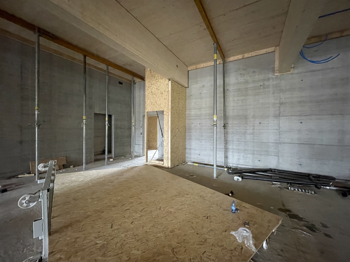 Umgekippte Holzwand auf Rollwagen