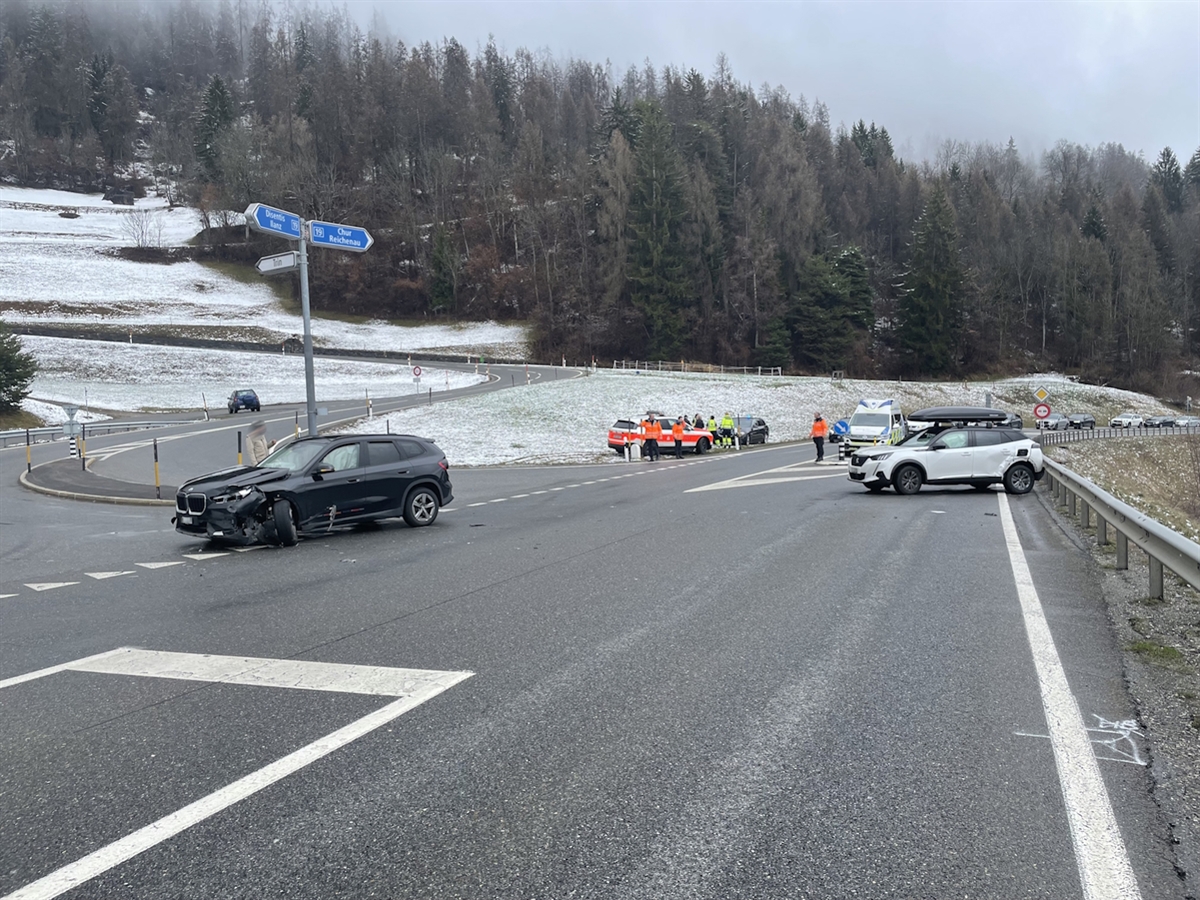 Die beiden beteiligten Unfallautos auf der Kreuzung. Im Hintergrund ein Ambulanz- und ein Polizeiauto.
