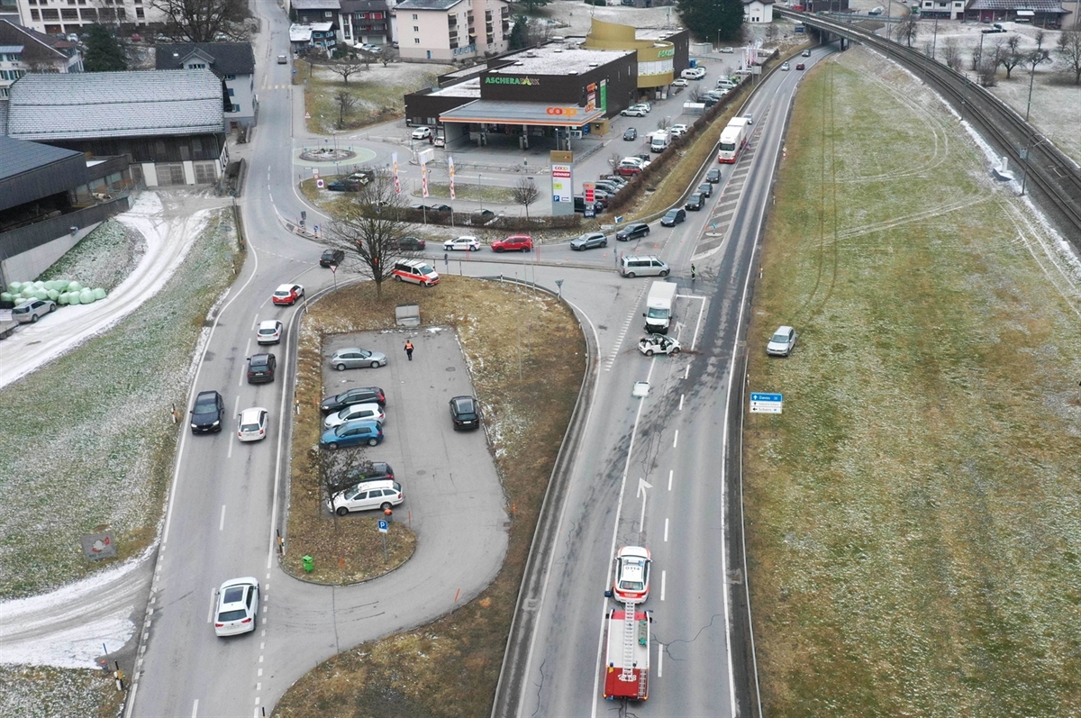 Symbolbild aus der Luft von einem Verkehrsunfall beim Anschluss Schiers West der Nationalstrasse N28