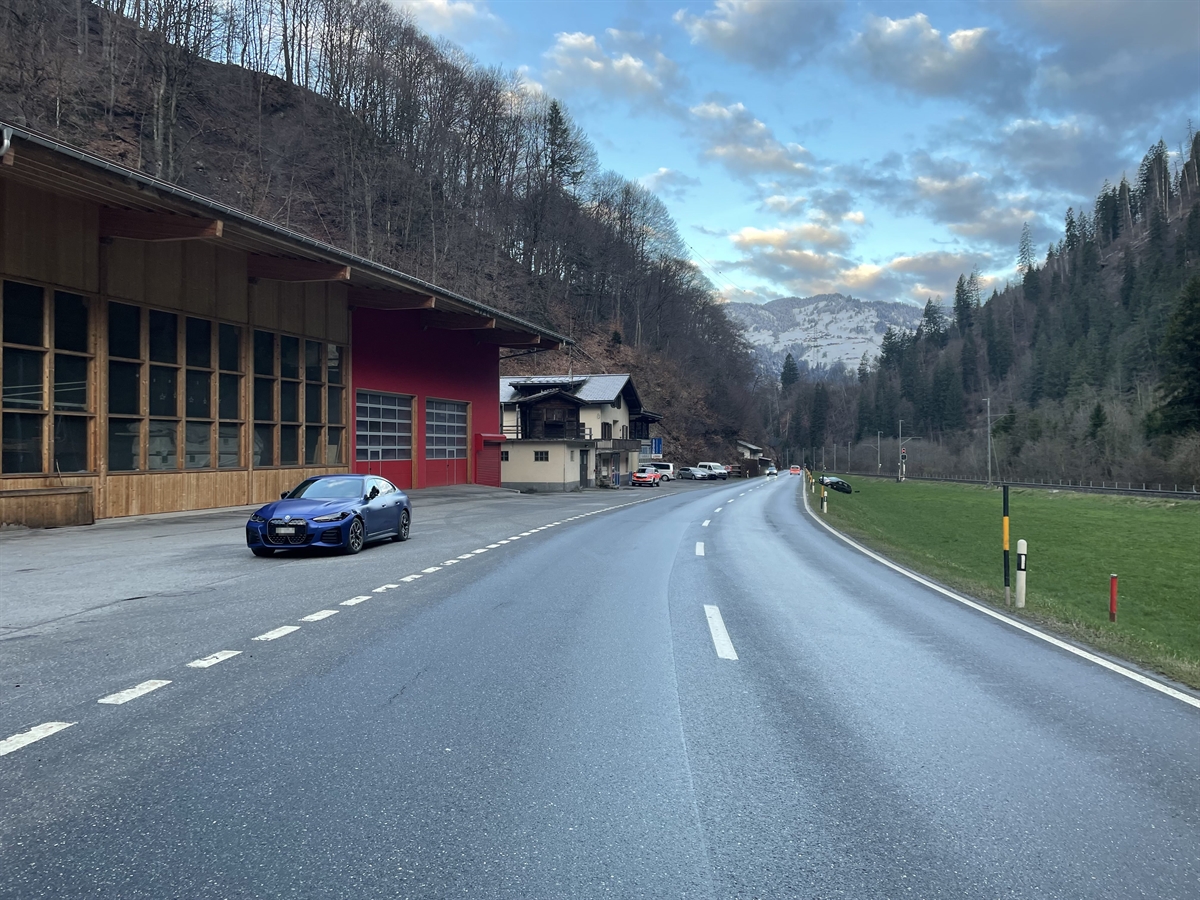 Ein Unfallfahrzeug auf dem Ausstellplatz, eines unterhalb der Böschung