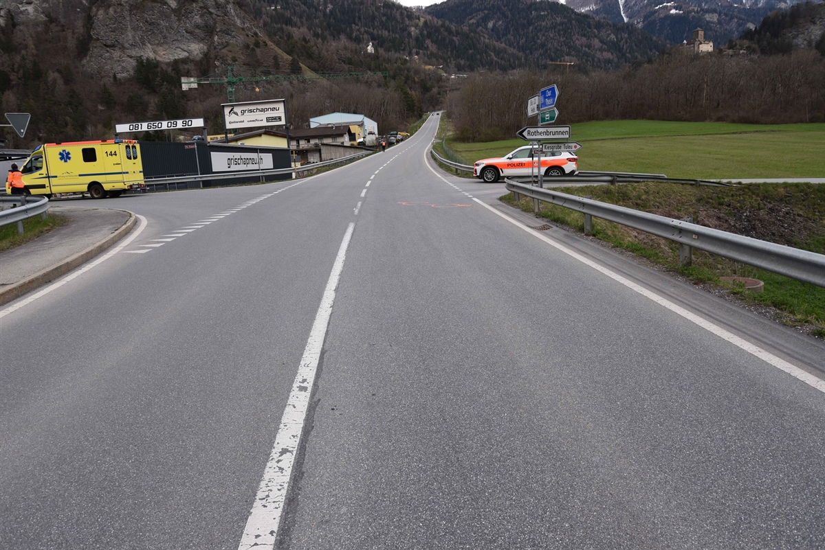 Polizeiauto und Krankenwagen auf der Kreuzung