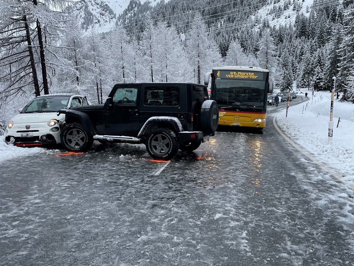 Das Auto des ausweichenden Automobilisten steht kollidiert mit dem entgegenkommenden Auto quer zur Fahrbahn. Das entgegenkommende Postauto auf der Talspur unmittelbar dahinter.