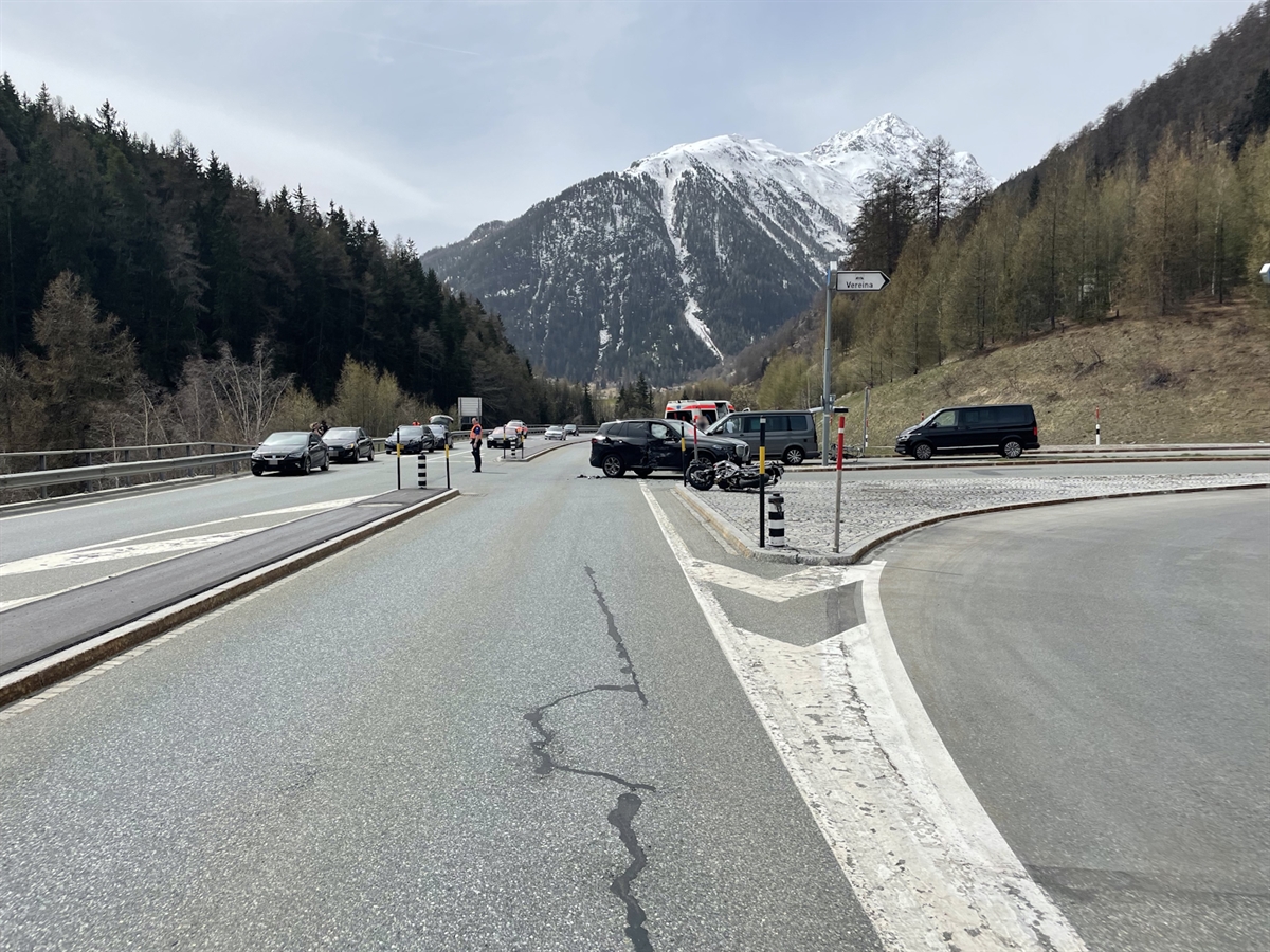 Die Verzweigung aus Sicht des Motorradfahrers mit dem Auto auf der Strasse und dem Motorrad auf der Seite liegend auf der Verzweigungsinsel