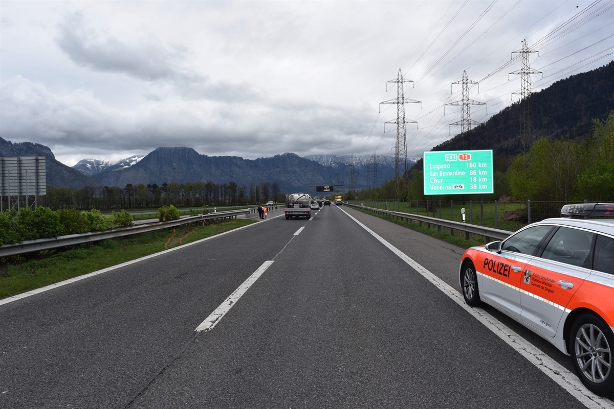 Polizeiauto auf dem Pannenstreifen, Polizist zeichnet mit Kreide ein