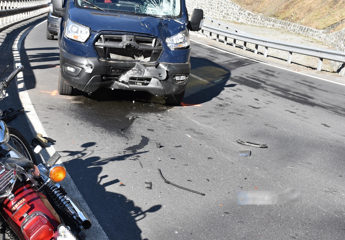 Beschädigte Front des Lieferwagens, Splitter auf der Strasse