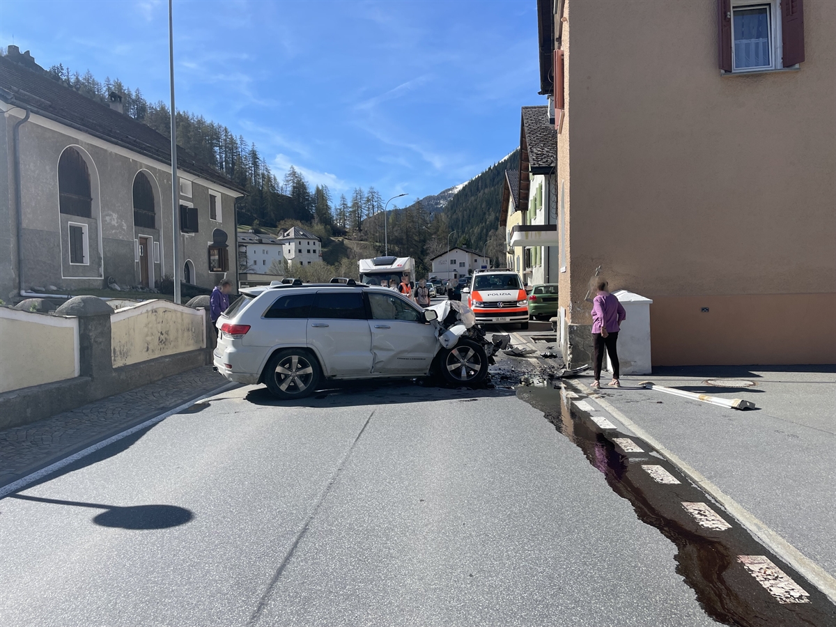 Kaputtes Auto quer über die Hautpstrasse