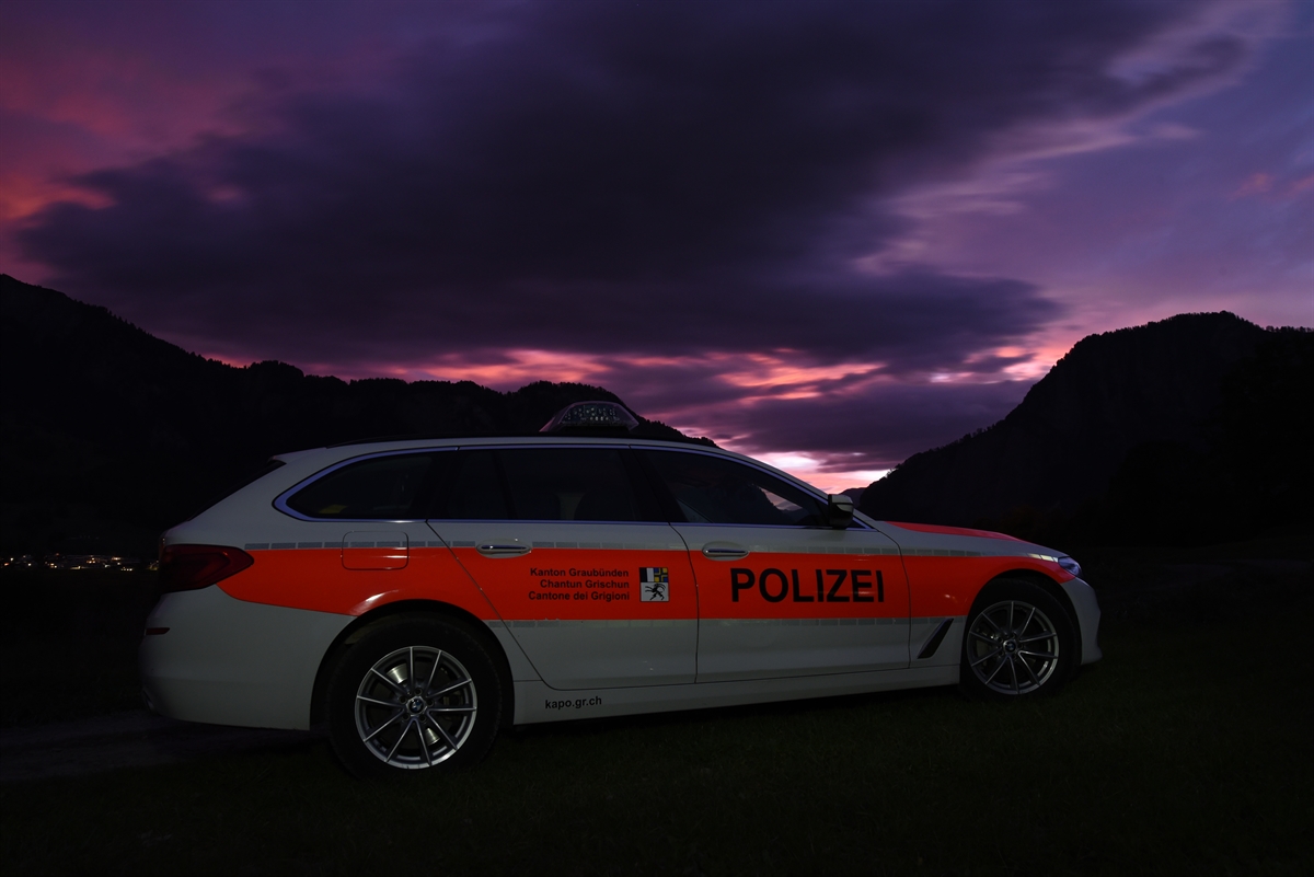 Polizeiauto in der Dämmerung 