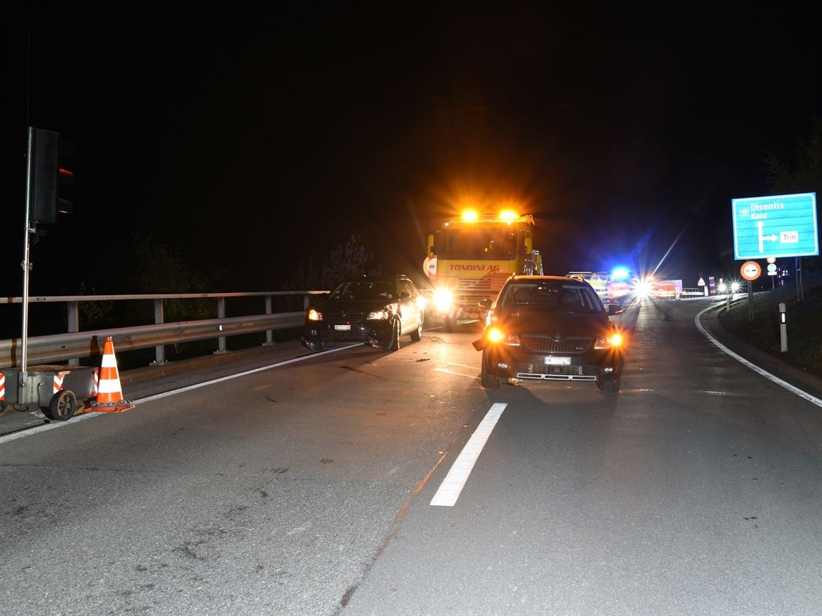 Nachtaufnahme mit den beiden Autos, einem Abschleppfahrzeug (Gelblicht) sowie einem Polizeiauto (Blaulicht).
