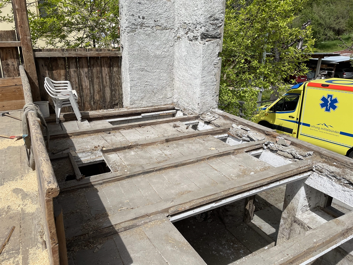 Holzboden mit eingebrochenem Brett