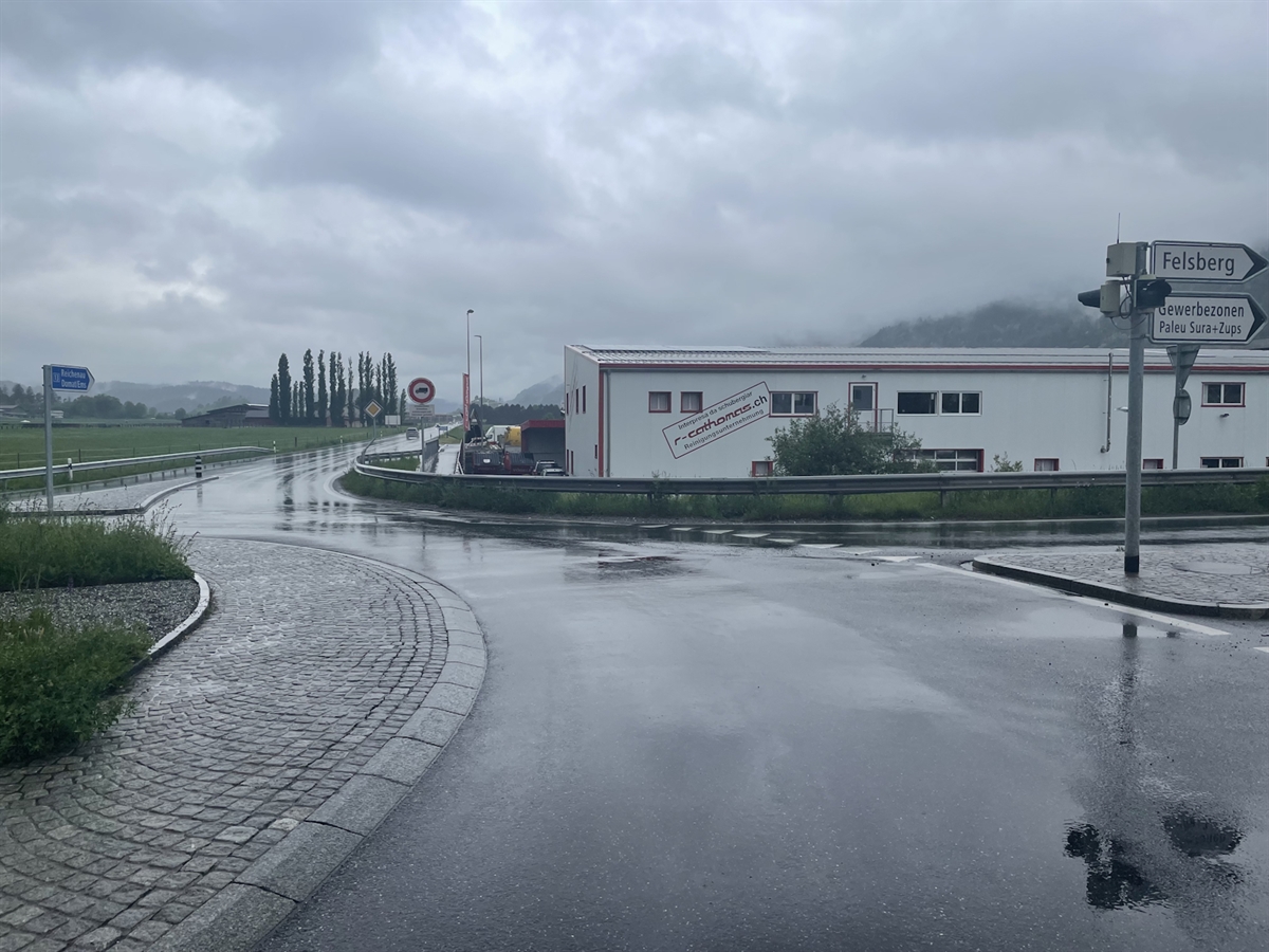 Der Kreisel Felsberg aus Sicht des 19-Jährigen. Rechts die Einfahrt von Felsberg, über welche der graue Kombi mit ZH-Schildern eingefahren und mit dem Auto des 19-Jährigen kollidiert ist.