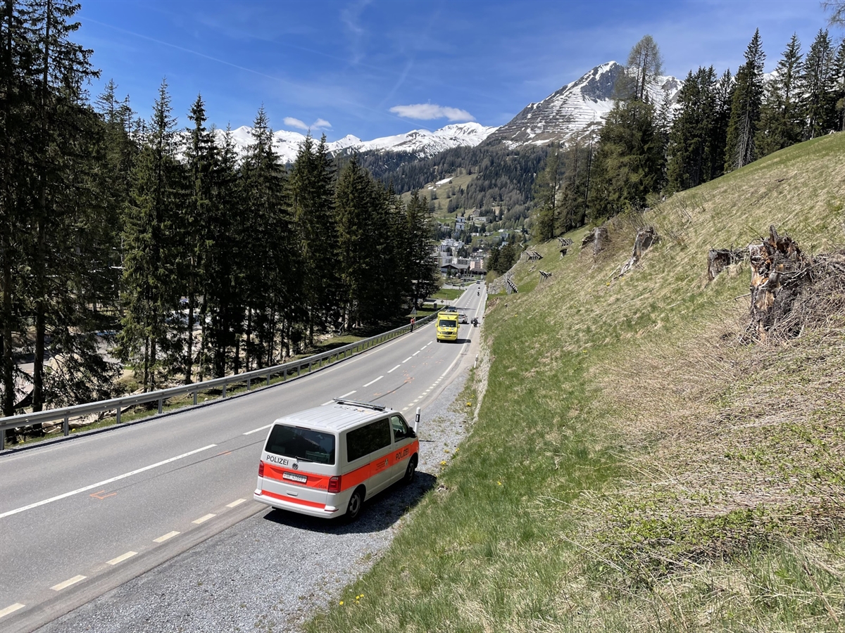 Polizei und Sanitätsfahrzeug im Einsatz