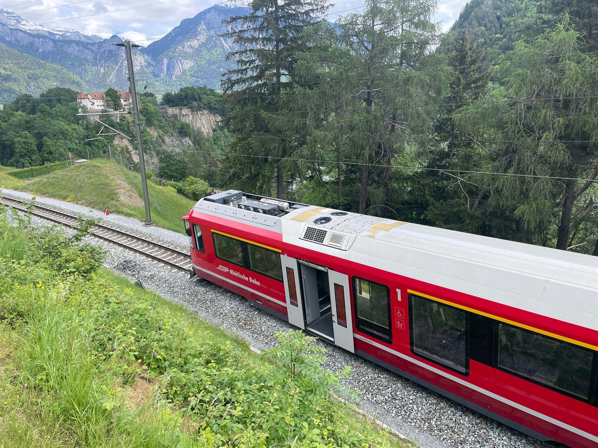 Steuerwagen, im Hintergrund Schloss