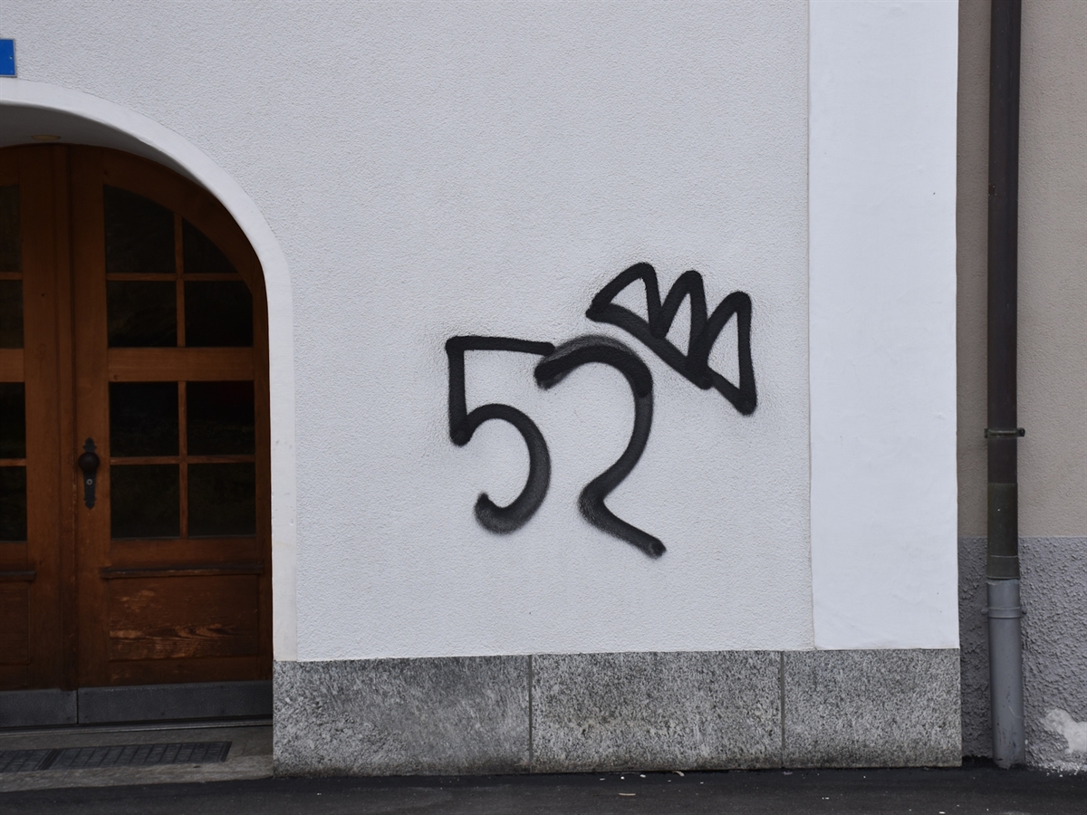 Eine versprayte Hausfassade.