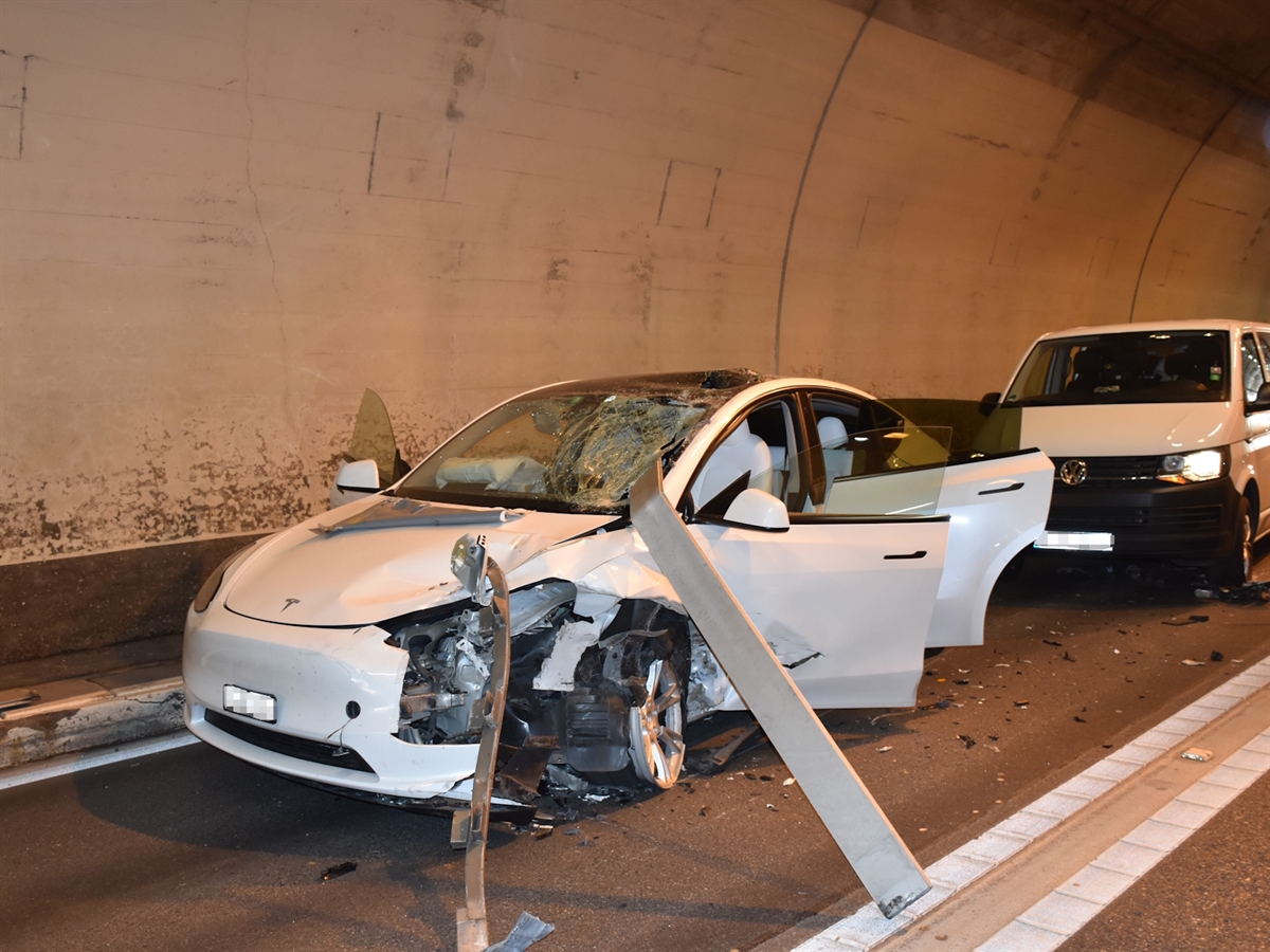 Das vorne stark beschädigte Auto mit dem durch die Windschutzscheibe gebohrten Aluprofil.