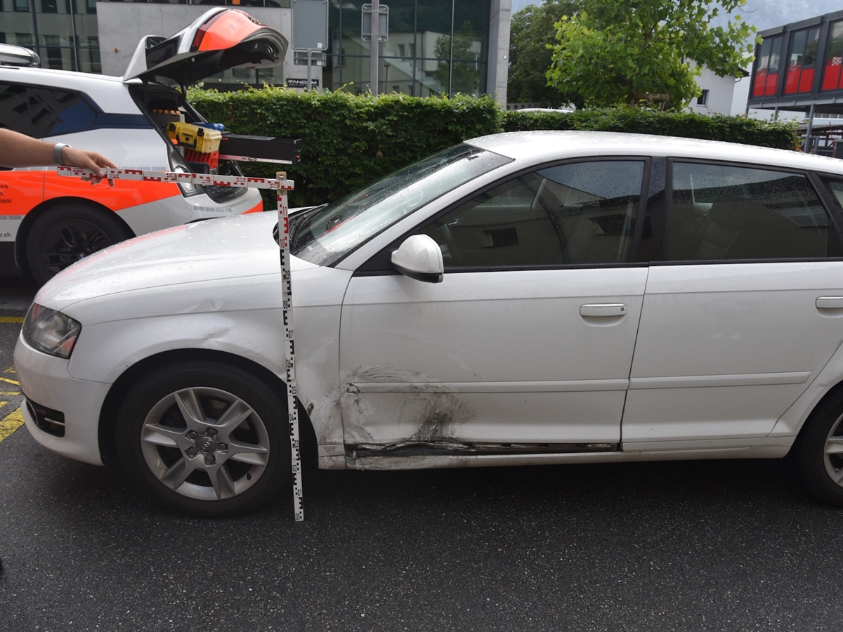 Das Auto von seitlich links. Radlauf vorne und Türe vorne beschädigt. 