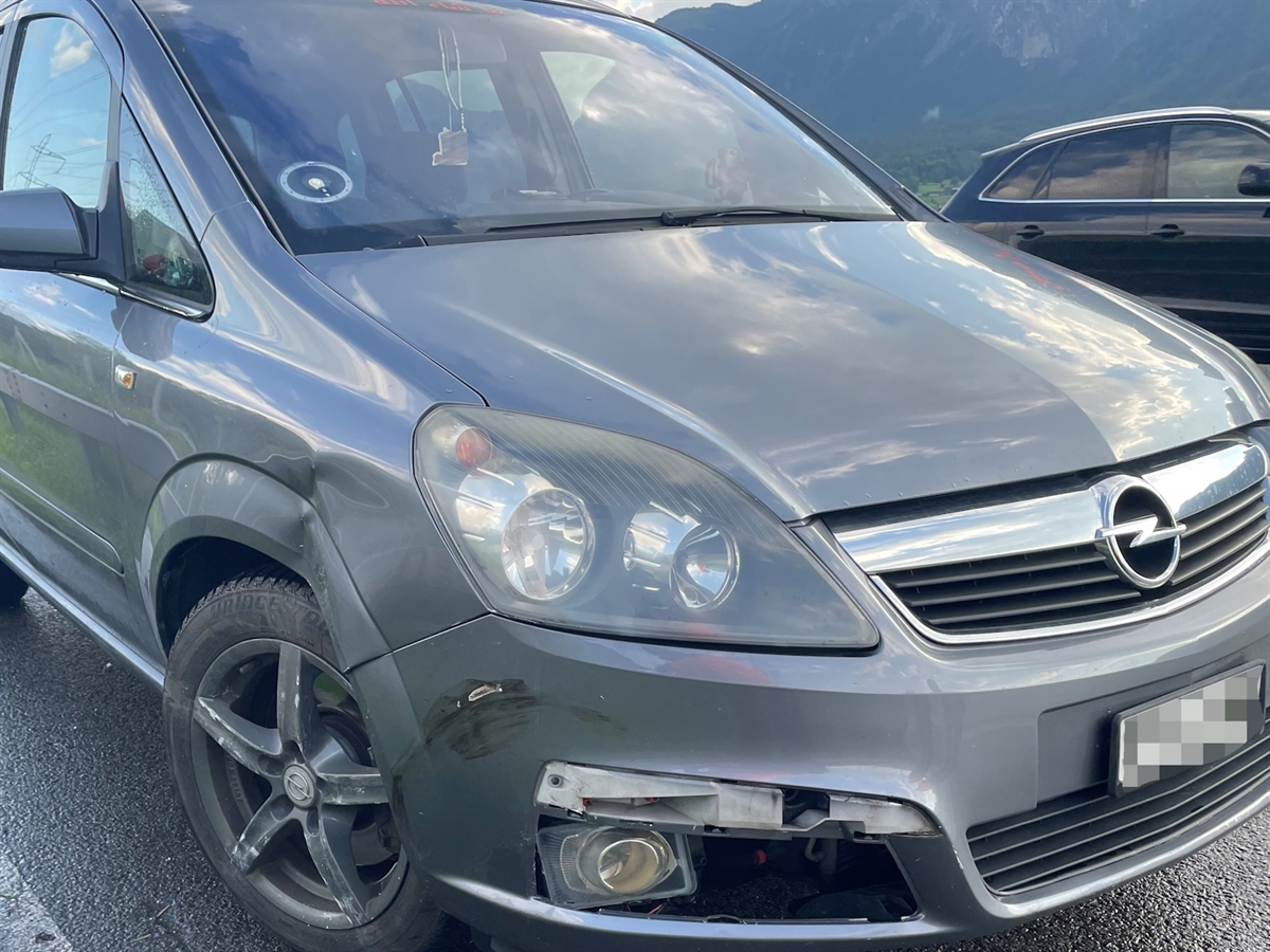 Das Auto von schräg vorne rechts. Stossstange und Radlauf vorne beschädigt. 
