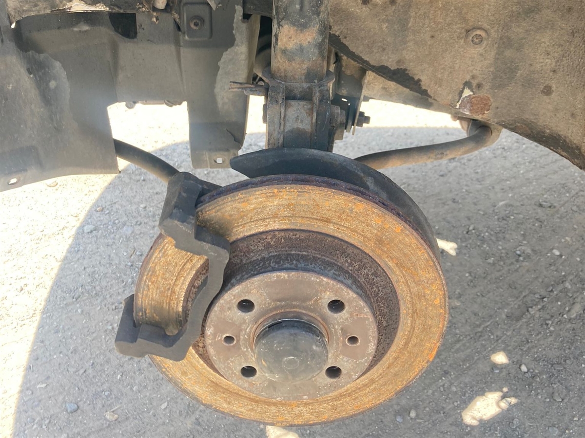 Die Radaufhängung vorne links. Offensichtlich fehlen elementare Bestandteile der Bremsanlage.  