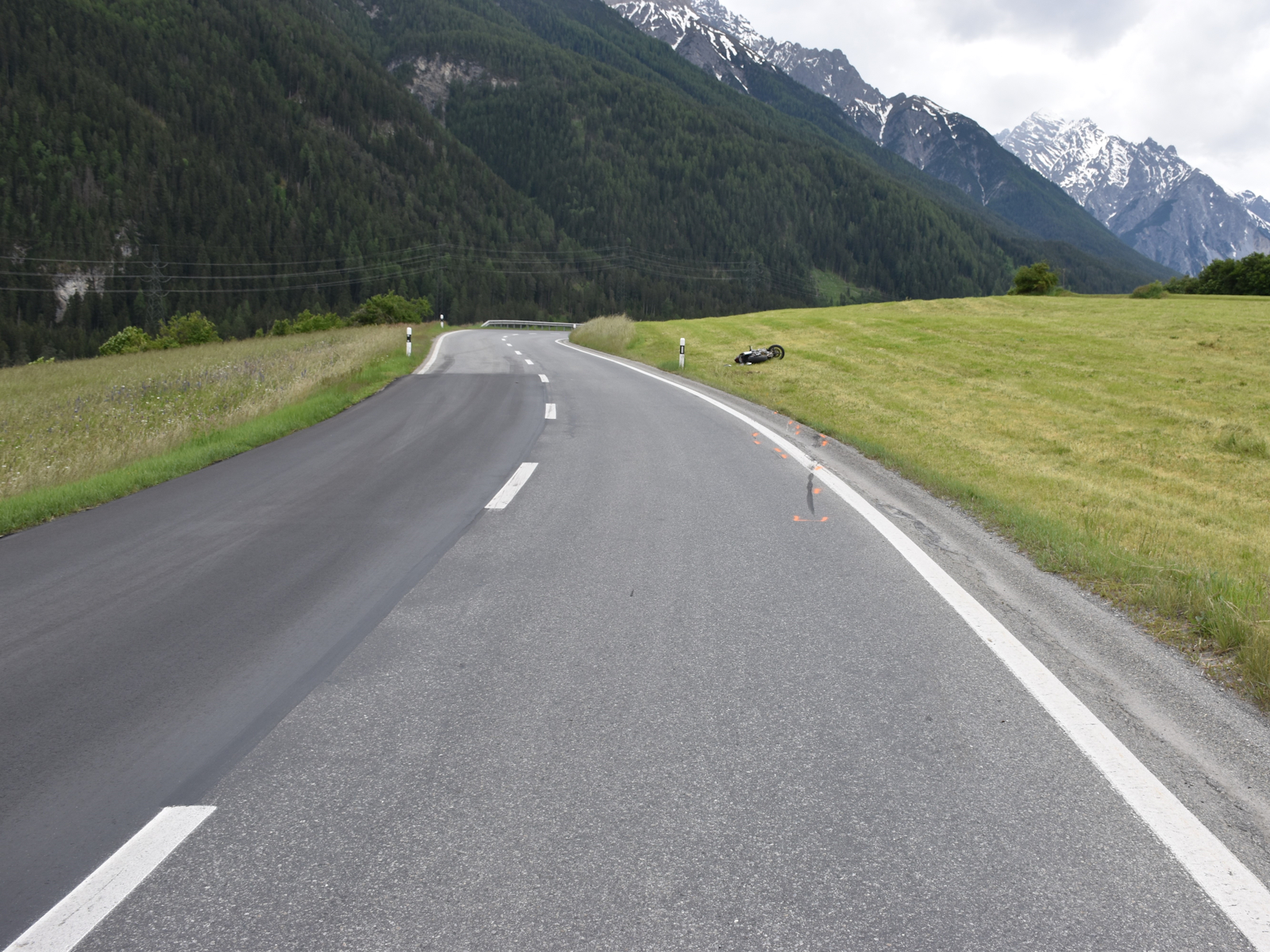 Die Unfallstelle mit der Linkskurve in Scuol