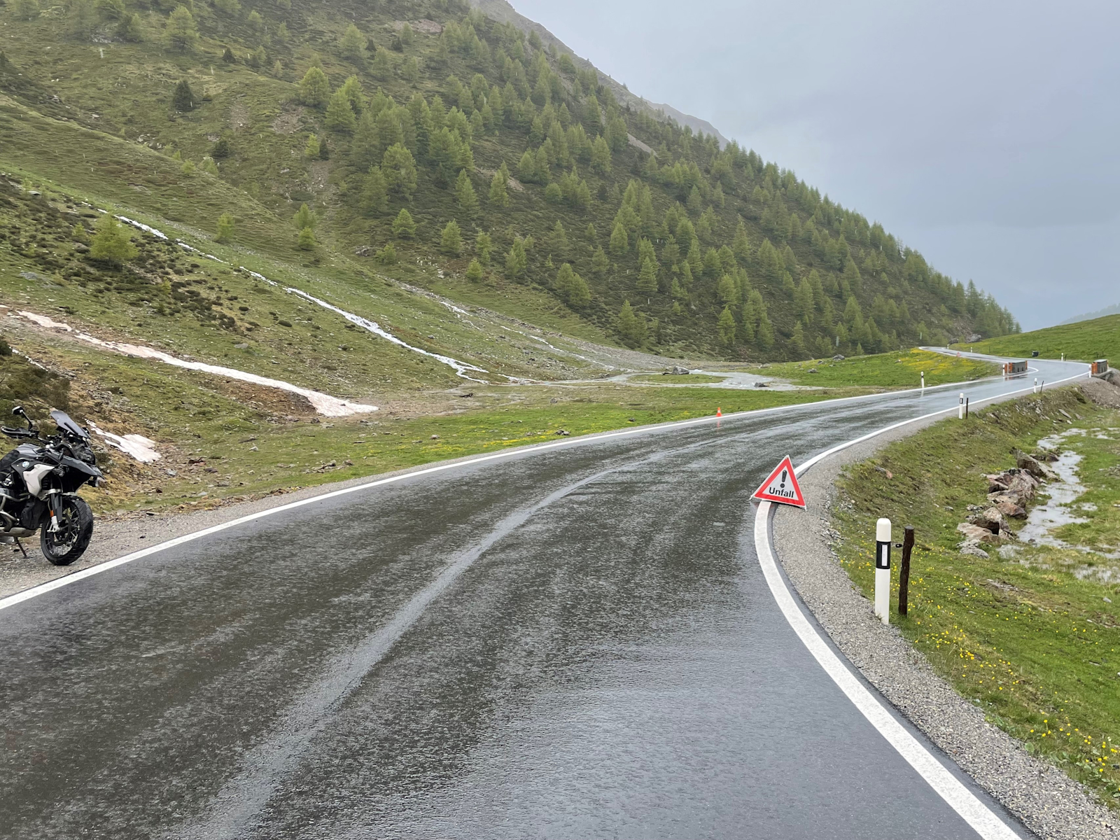 Die Unfallstelle mit der Rechtskurve am Umbreilpass