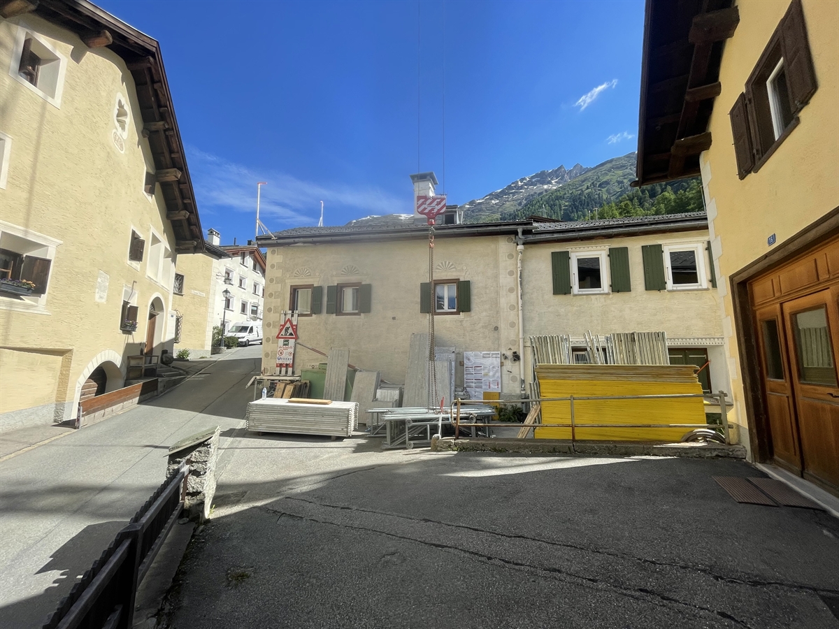 Engadinerhäuser mit Gerüstelementen