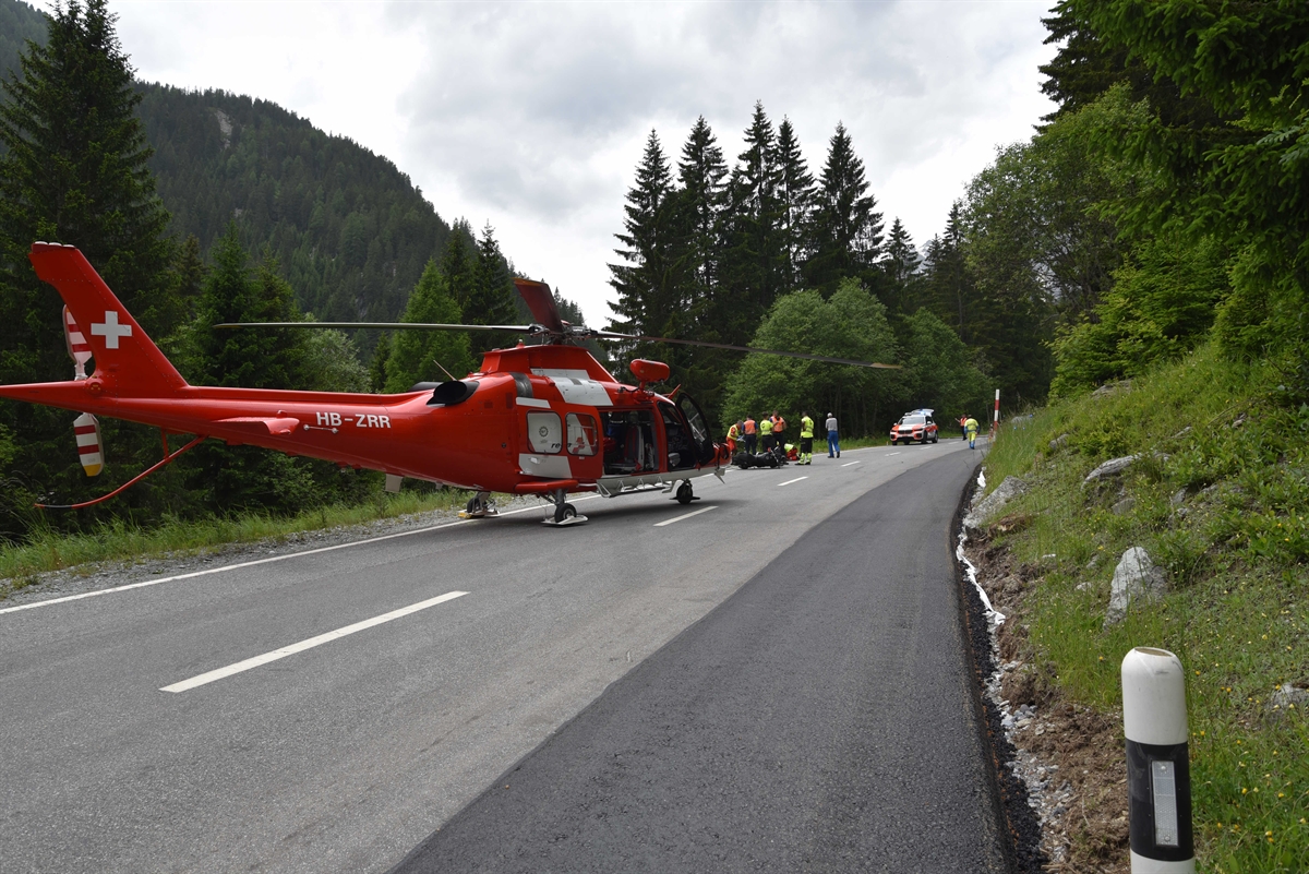 Rega Helikopter auf der Strasse