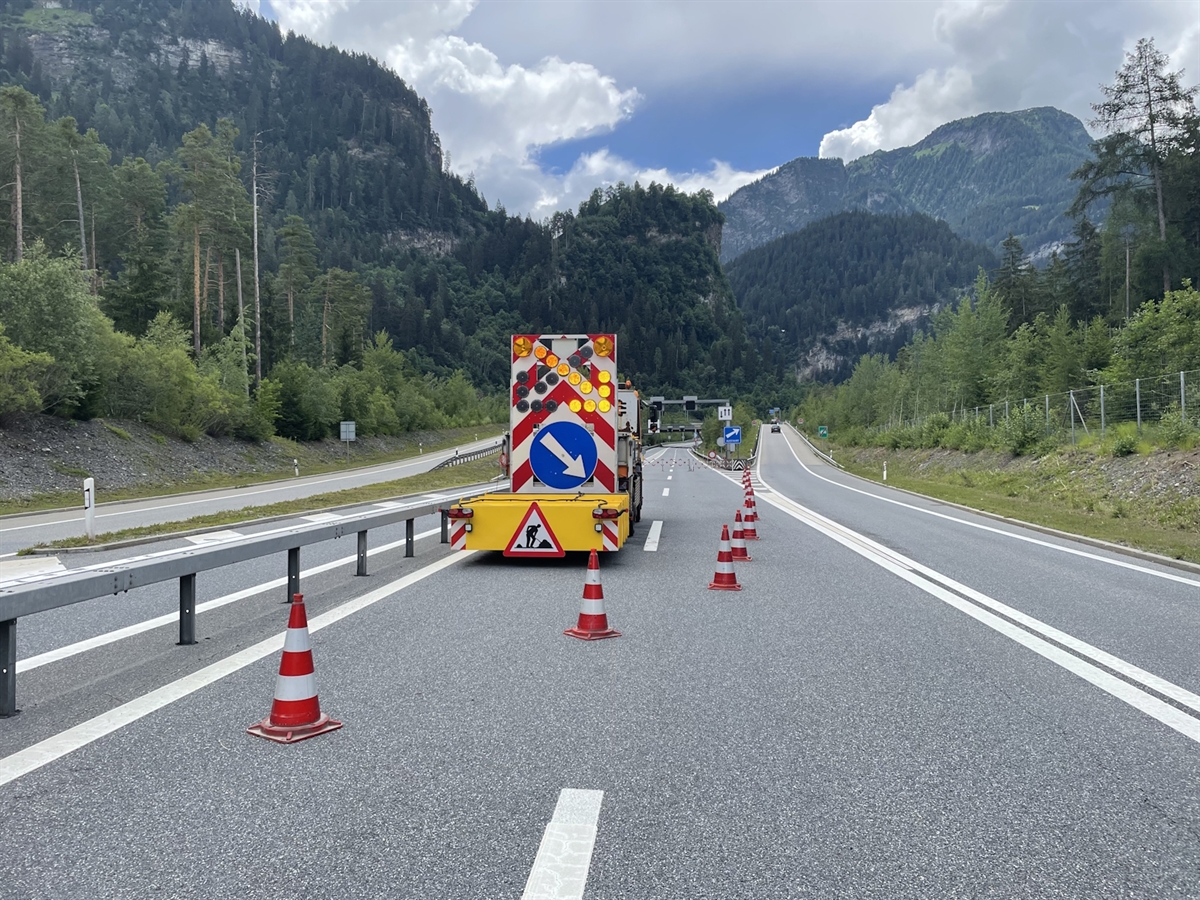 Zwei Fahrspuren auf der Autostrasse werden mittels Signalen und Leitkegeln auf eine Ausfahrt abgeleitet.