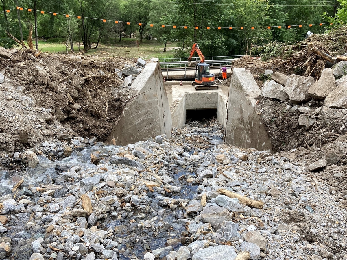 Mit Baumaschinen wir Geröll aus einem Geschiebesammler entfernt. 