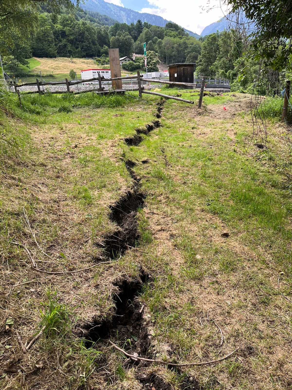 Ein Bodenriss auf einer Wiese.