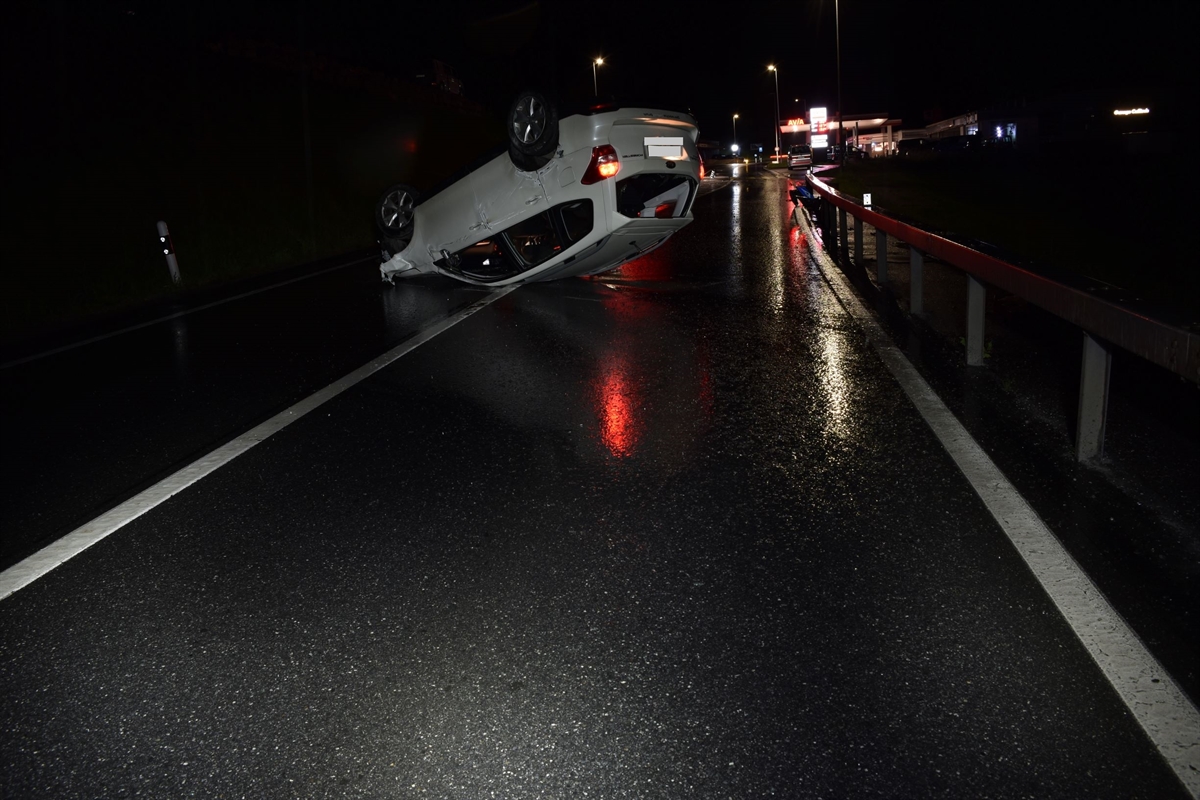Ein Personenwagen liegt nachts auf dem Fahrzeugdach