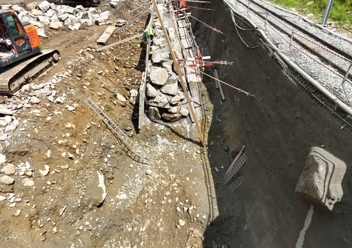 Steinmauer, Graben, Geleise