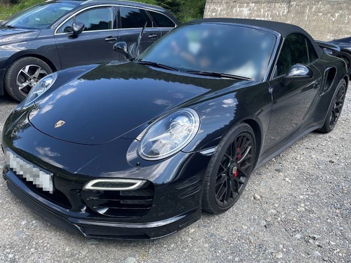 Einer der beiden Sportwagen der Raser auf einem Kiesplatz am Flüelapass.