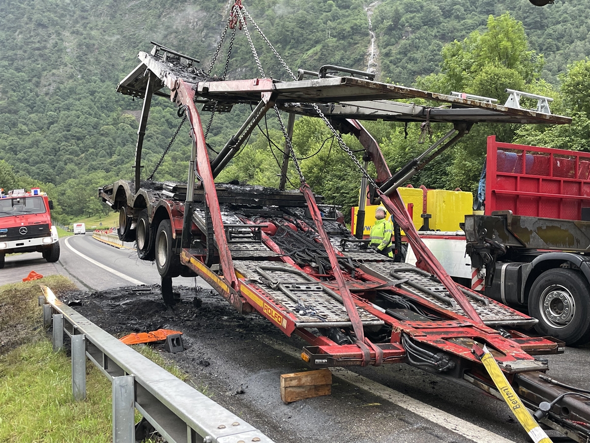 Anhänger wird aufgeladen von Abschleppdienst