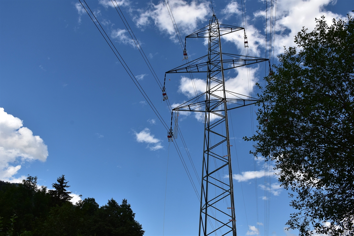 Hochspannungsmast und -leitungen