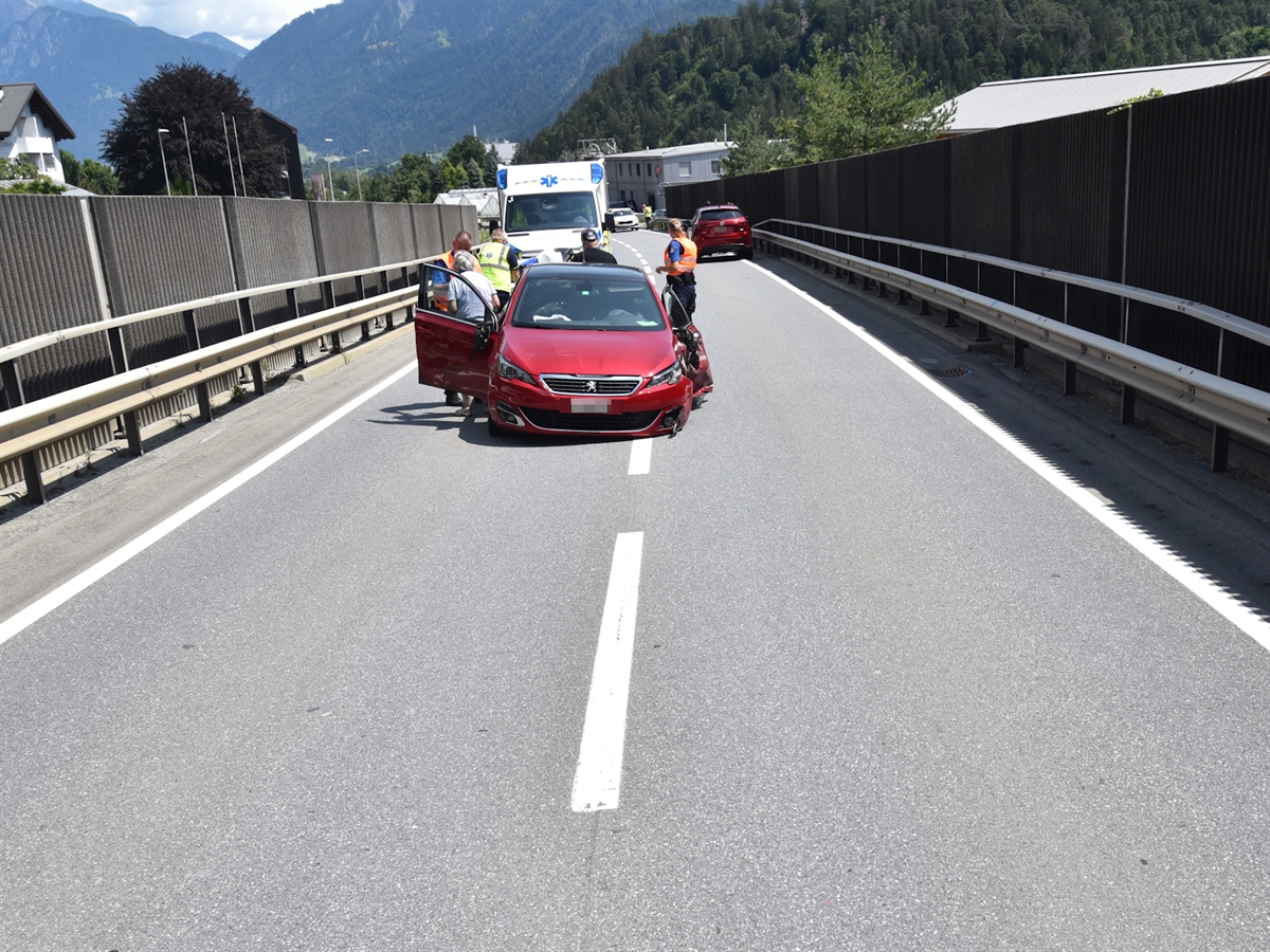 Das auf der linken Fahrzeugseite beschädigte Auto der 78-Jährigen steht auf der Oberalpstrasse. Bei diesem befinden sich Einsatzkräfte der Polizei sowie die Fahrzeuginsassen. Im Hintergrund sind weitere Fahrzeuge sowie ein Rettungswagen ersichtlich.