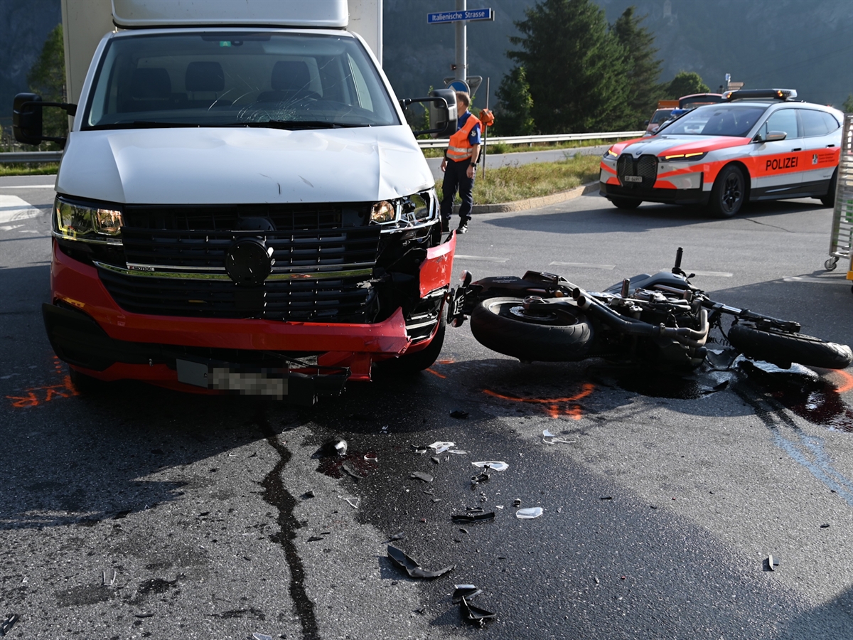 Der Lieferwagen auf der Verzweigung. Rechts neben der Front liegt das Motorrad. Im Hintergrund steht ein Polizeiauto.