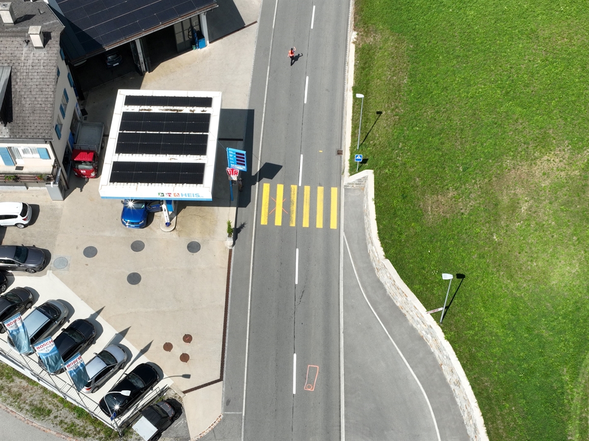 Drohnenaufnahme der Unfallstelle mit dem Fussgängerstreifen und den eingezeichneten Endlagen der Unfallbeteiligten.